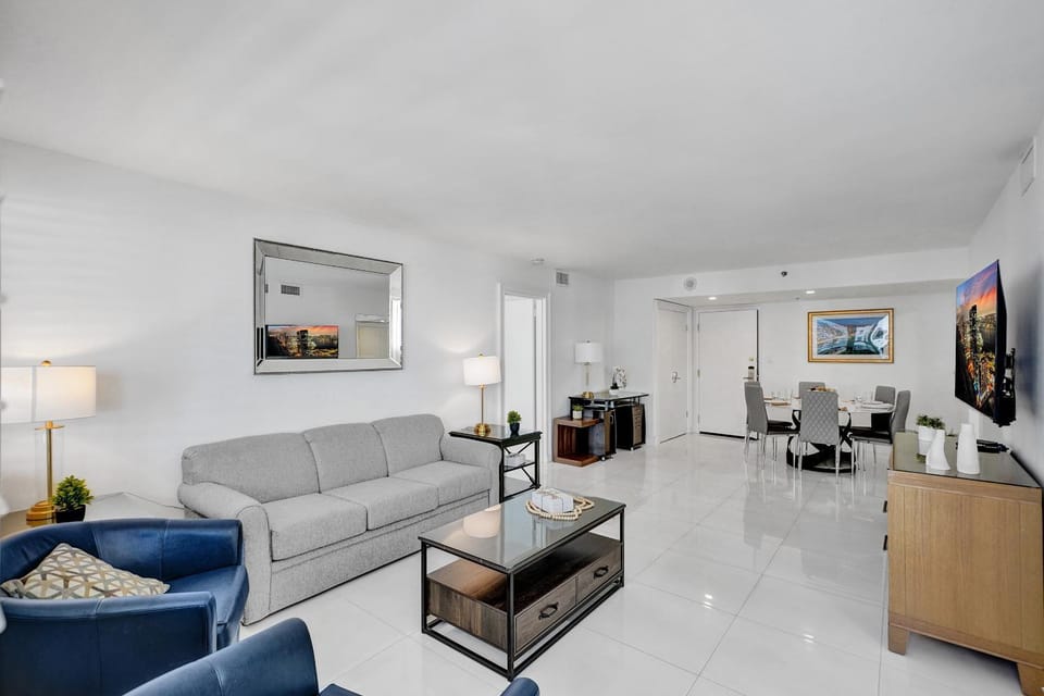 Ocean View Spacious 2 BDR Condo Beach Service 609 Apartment in Miami Beach