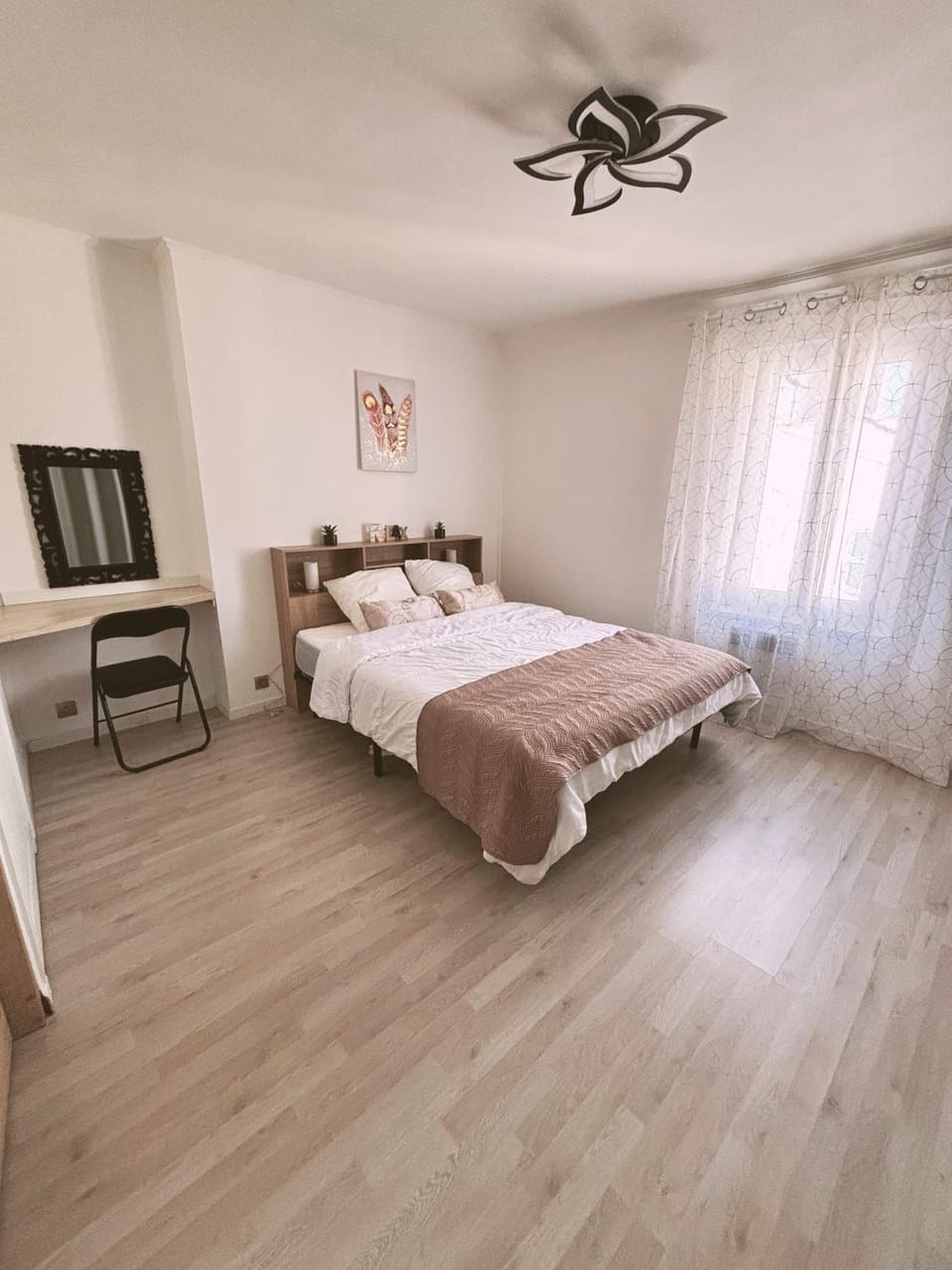 Bed, Photo of the whole room, Bedroom