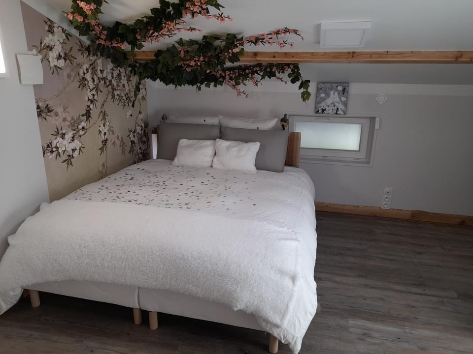 Bed, Bedroom