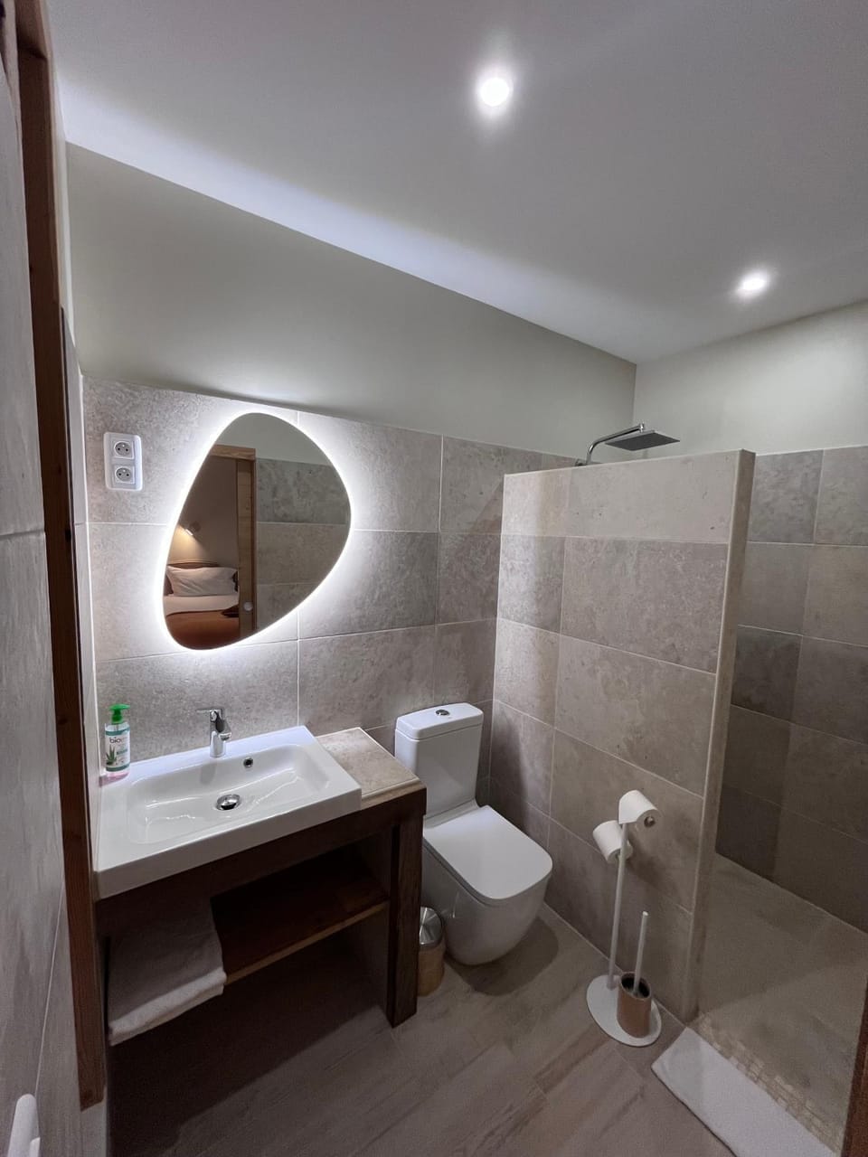 Shower, Toilet, Bathroom, towels