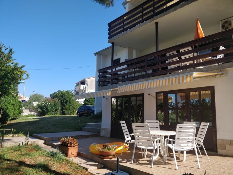 Property building, Patio, Garden