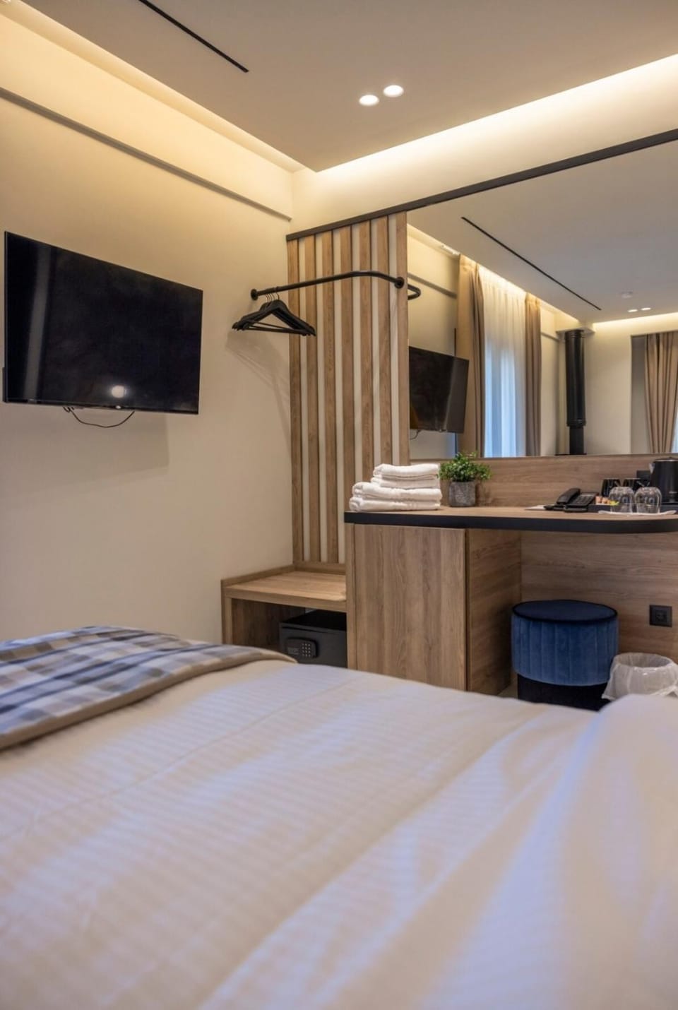 Bed, TV and multimedia, Kitchen or kitchenette, Photo of the whole room, Bedroom, hair dresser, minibar