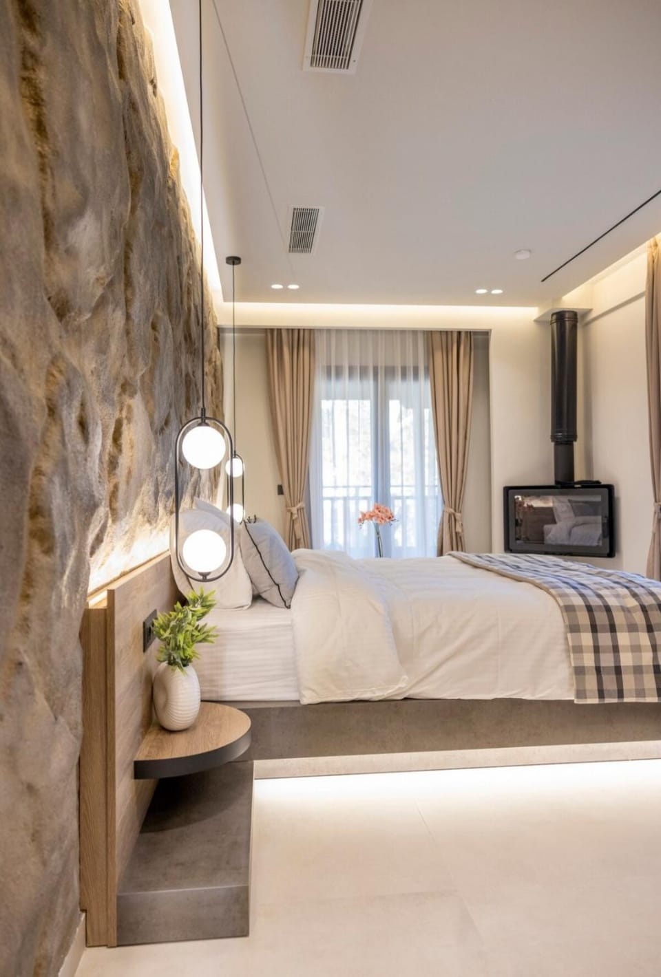 Bed, TV and multimedia, Photo of the whole room, Bedroom