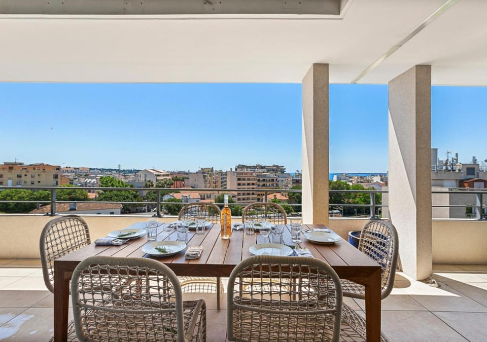 Patio, Day, View (from property/room), Balcony/Terrace, Dining area, City view