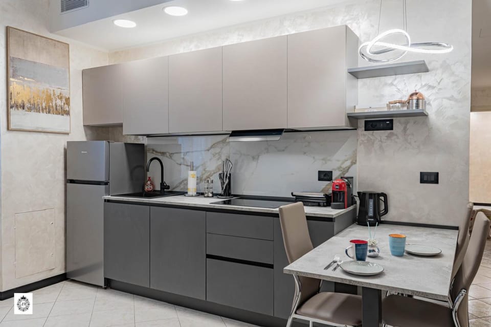 Coffee/tea facilities, Kitchen or kitchenette, stove, toaster