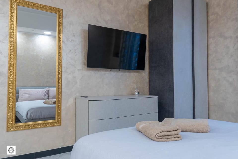 Bed, TV and multimedia, Photo of the whole room, Bedroom, Guests, towels, wardrobe