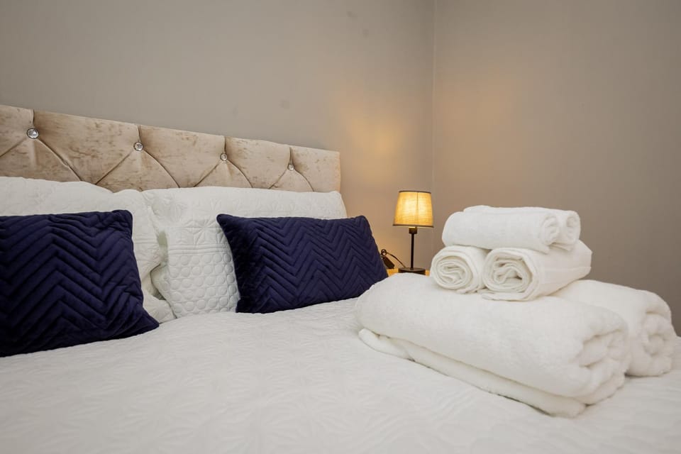 Bed, Bedroom, towels