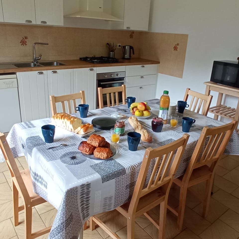 Coffee/tea facilities, Kitchen or kitchenette, Meals, Breakfast, stove, toaster