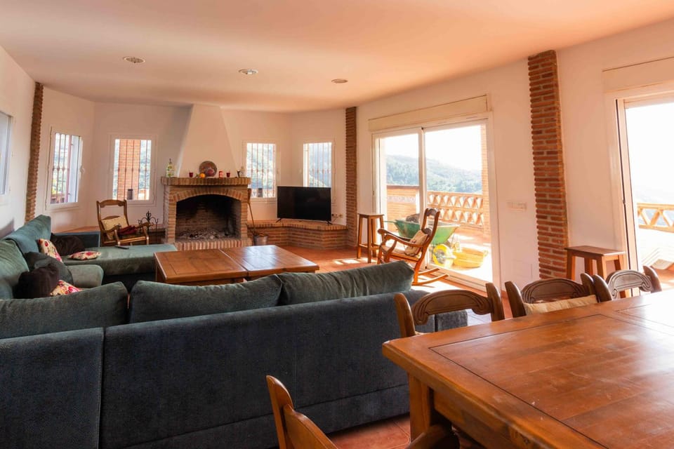 TV and multimedia, Living room, Seating area, Dining area, Evening entertainment, fireplace