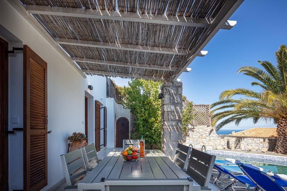 Dining area, Pool view