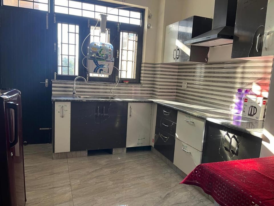 Kitchen or kitchenette, dishwasher
