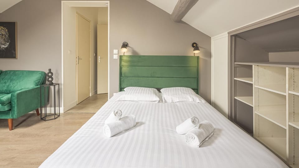 Bed, Photo of the whole room, towels, wardrobe