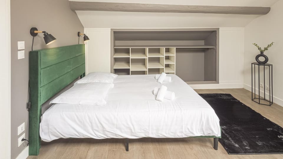 Bed, Photo of the whole room, wardrobe