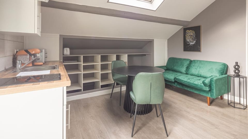 Kitchen or kitchenette, Seating area