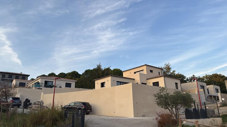 Magnifique maison de village avec piscine chauffée et jacuzzi Villa in Provence-Alpes-Côte d'Azur