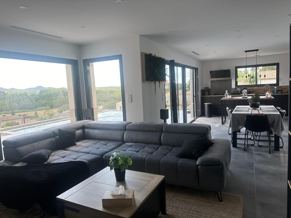 Magnifique maison de village avec piscine chauffée et jacuzzi Villa in Provence-Alpes-Côte d'Azur