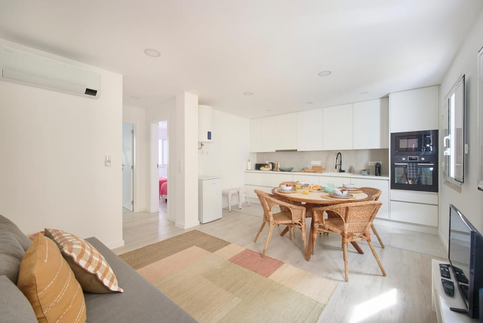 Kitchen or kitchenette, Living room, Seating area, Dining area, oven, stove