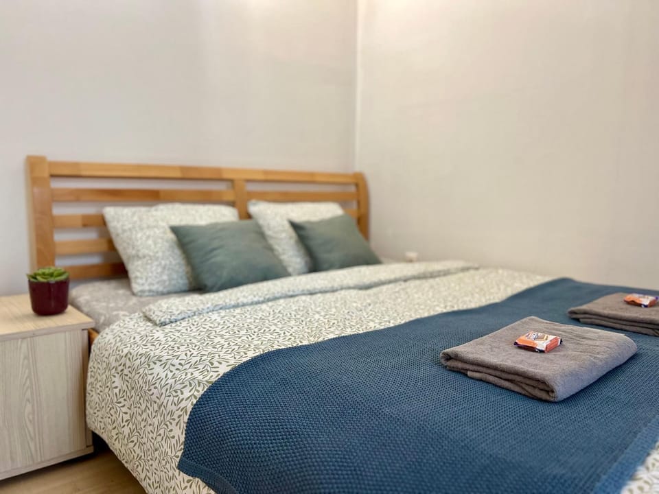 Bed, Photo of the whole room, Bedroom, towels