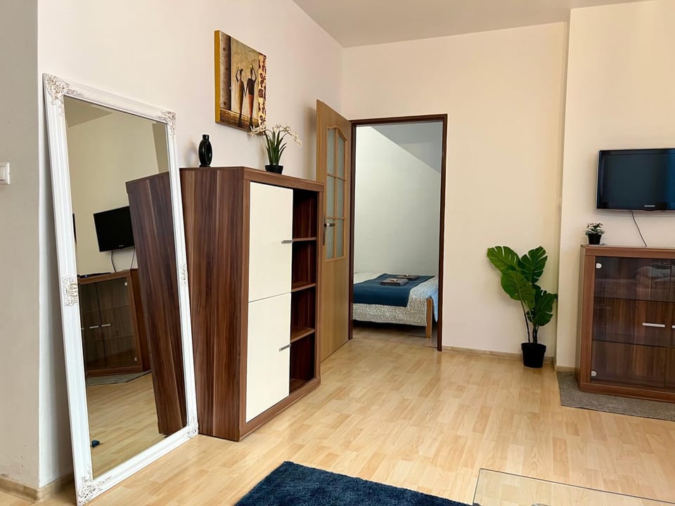 Communal lounge/ TV room, TV and multimedia, Photo of the whole room, Evening entertainment, wardrobe