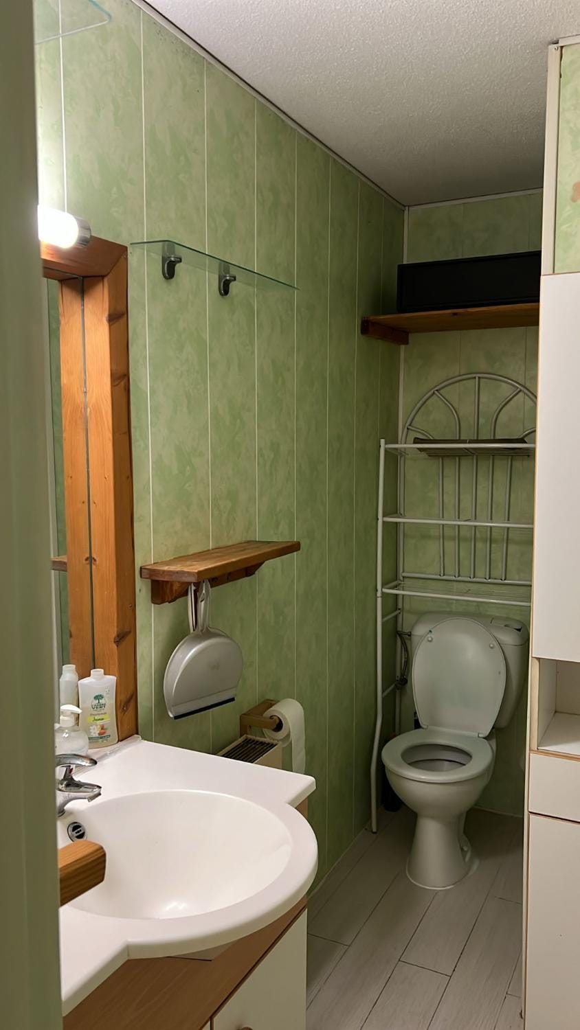 Toilet, Bathroom, towels