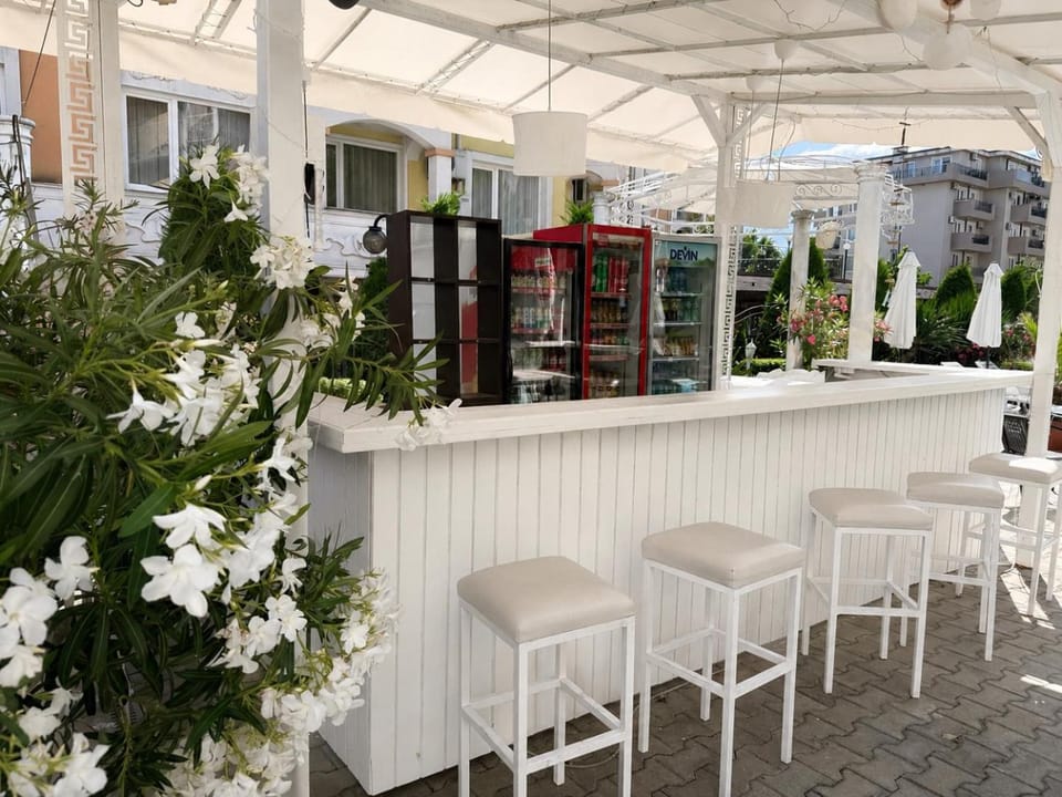Lounge or bar, minibar