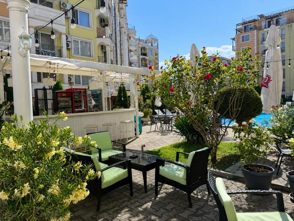 Garden, Lounge or bar
