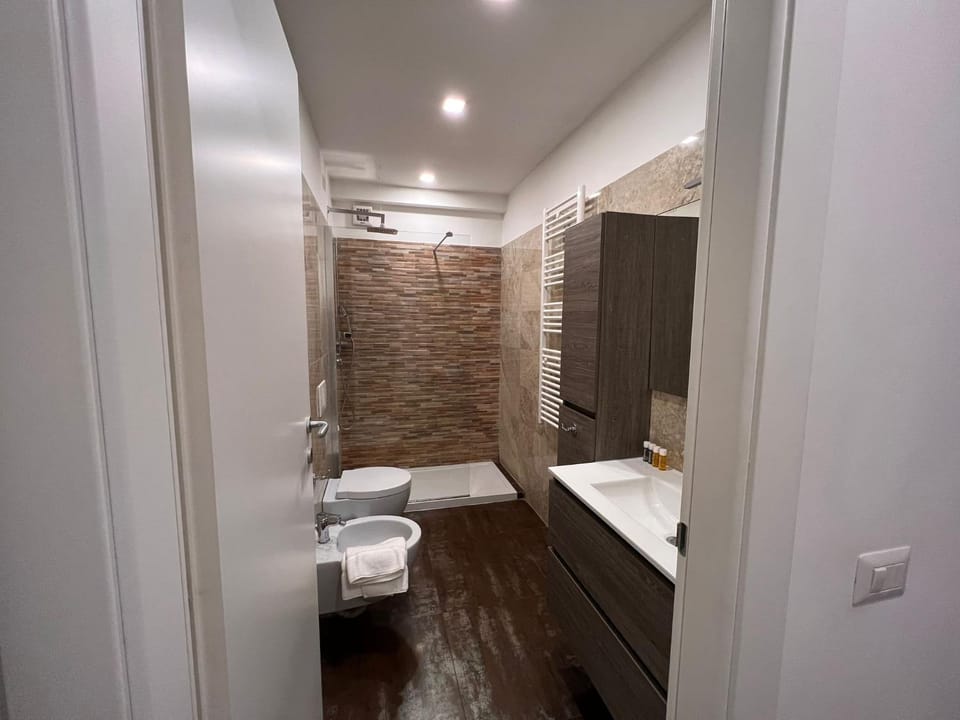 Shower, Toilet, towels