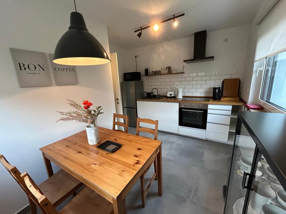 Kitchen or kitchenette, Dining area, dishwasher, stove