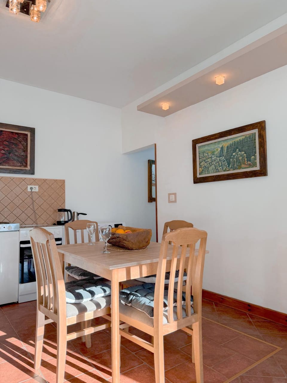 Kitchen or kitchenette, Seating area, Dining area, stove
