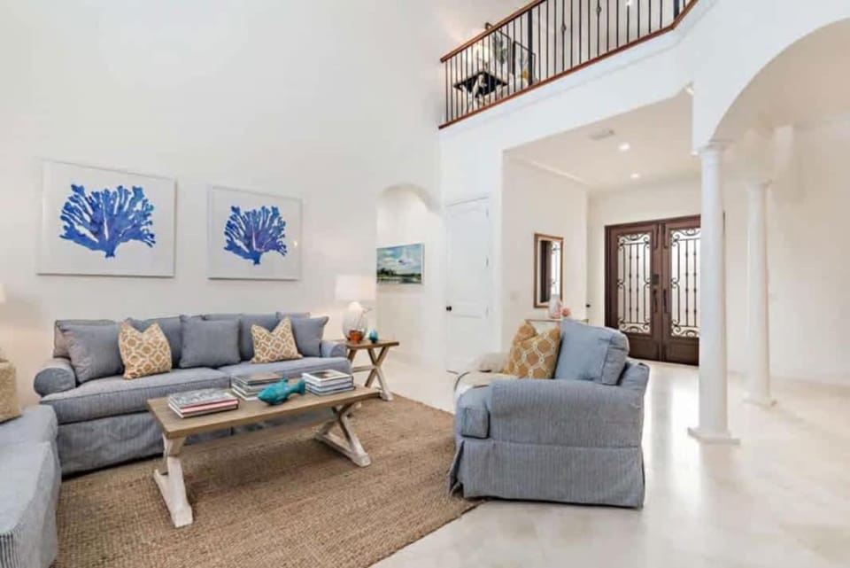 Gregory Place - Dine Alfresco by the Pool in South End Sophistication House in Palm Beach