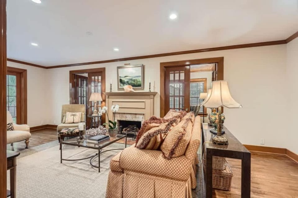 Casa Delfino - Savor Old World Charm with a Lush Poolside Retreat House in West Palm Beach