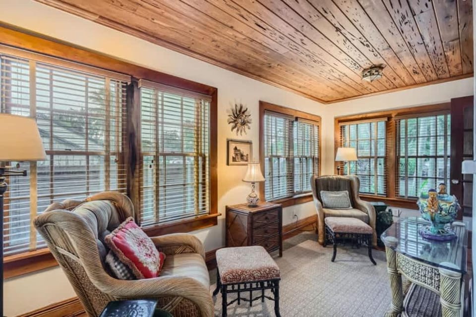 Casa Delfino - Savor Old World Charm with a Lush Poolside Retreat House in West Palm Beach