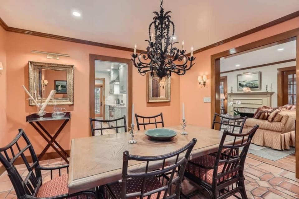 Casa Delfino - Savor Old World Charm with a Lush Poolside Retreat House in West Palm Beach