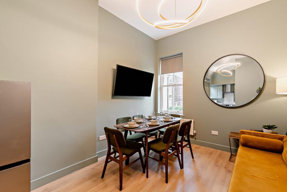 TV and multimedia, Seating area, Dining area