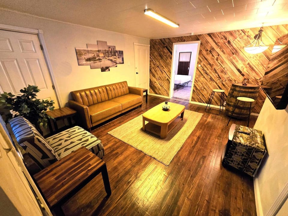 Carey Way Quarters - The Speakeasy Apartment in Pittsburgh