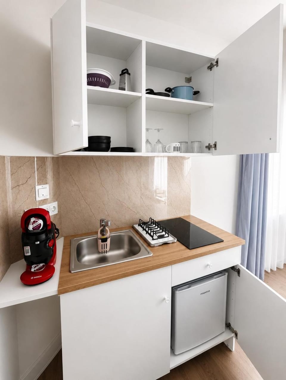 Modern Studio 7 private Kitchenette and Bathroom Apartment in Limassol City