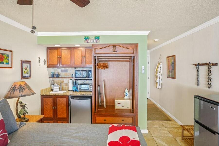 Sunrise Hale at Islander on the Beach 329 A Oceanfront View Studio with AC Apartment in Waipouli Beach