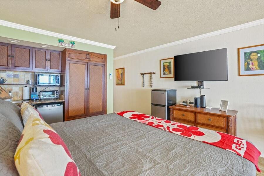 Sunrise Hale at Islander on the Beach 329 A Oceanfront View Studio with AC Apartment in Waipouli Beach