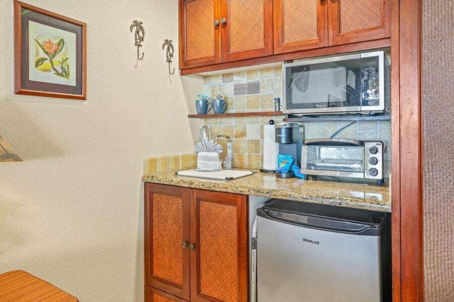 Sunrise Hale at Islander on the Beach 329 A Oceanfront View Studio with AC Apartment in Waipouli Beach