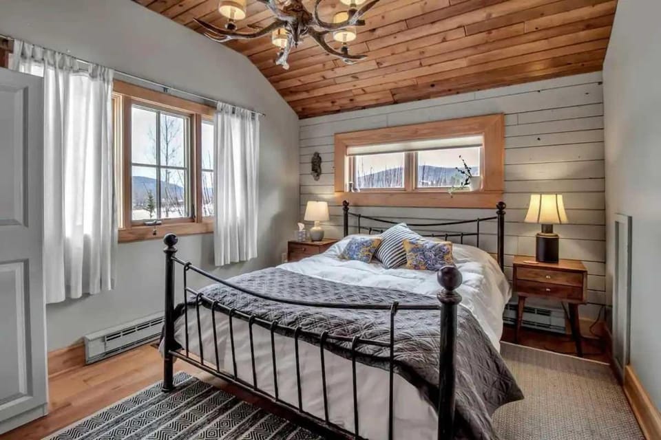 Rustic Cabin Wood Fireplace & Large Deck Cabin in Cattaraugus