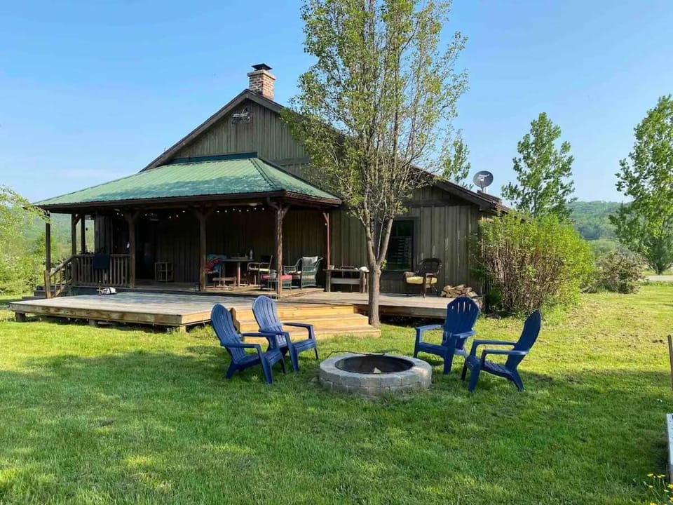 Rustic Cabin Wood Fireplace & Large Deck Cabin in Cattaraugus