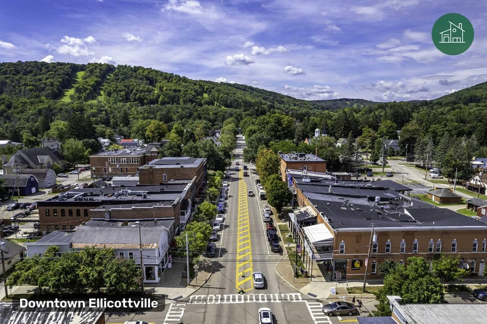 Spacious Townhome with Fireplace House in Ellicottville