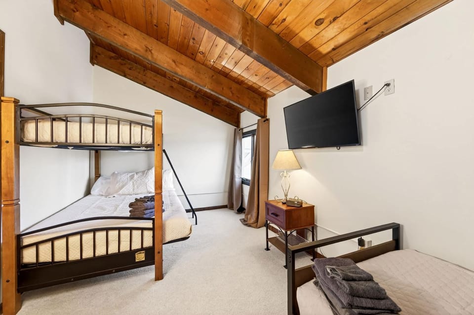 3-Bed Family Townhouse with Scenic Views & Patio House in Ellicottville