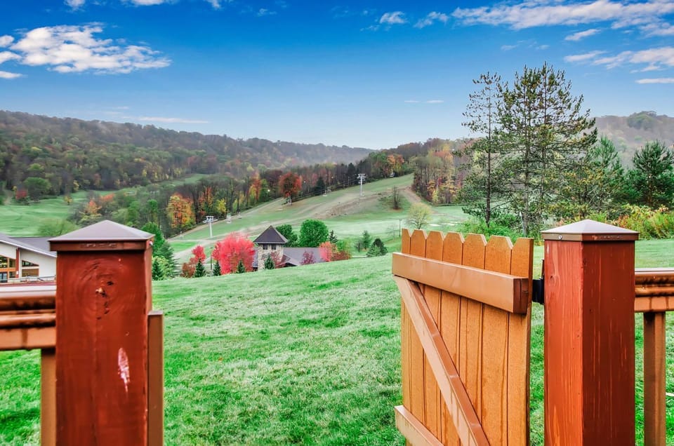 3-Bed Family Townhouse with Scenic Views & Patio House in Ellicottville