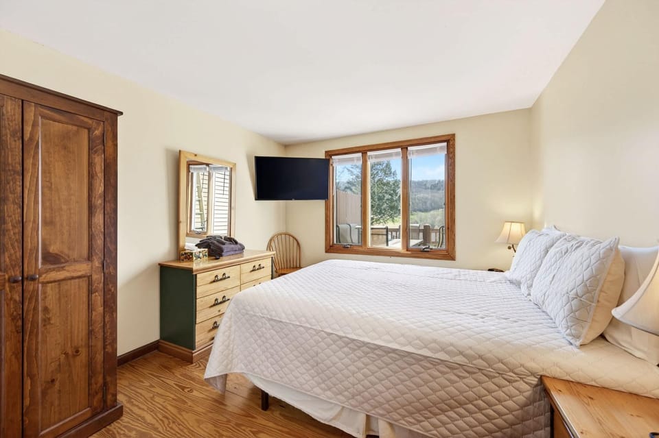 3-Bed Family Townhouse with Scenic Views & Patio House in Ellicottville