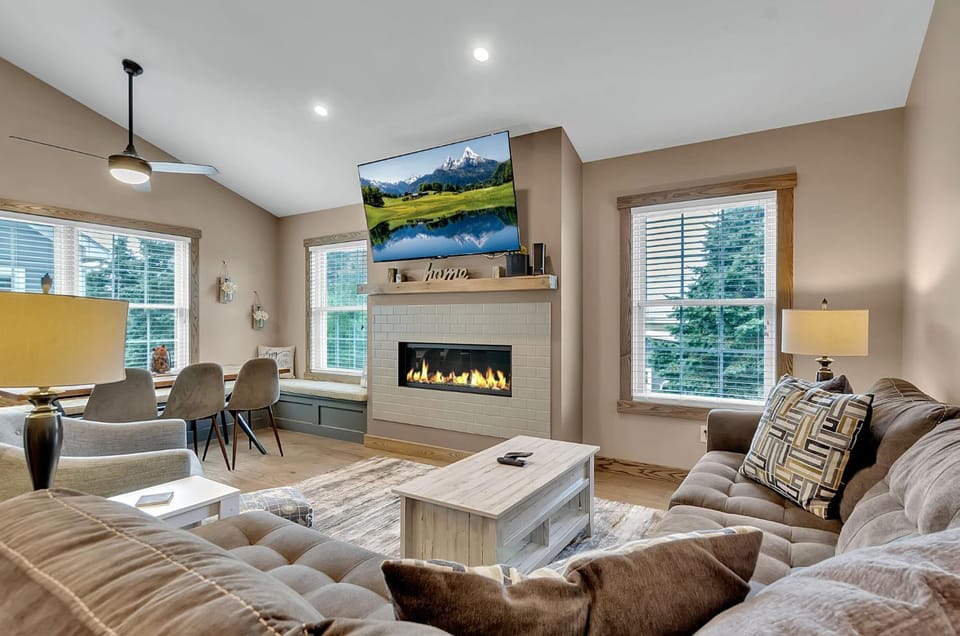 Luxurious 3-Bedroom Townhouse Walk to Village House in Ellicottville