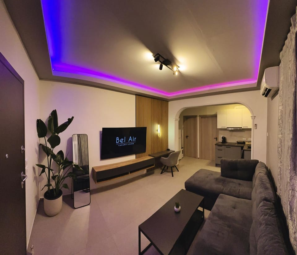 TV and multimedia, Living room, Seating area, Evening entertainment