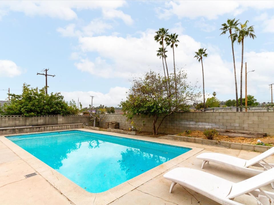 Pool view, Swimming pool, sunbed