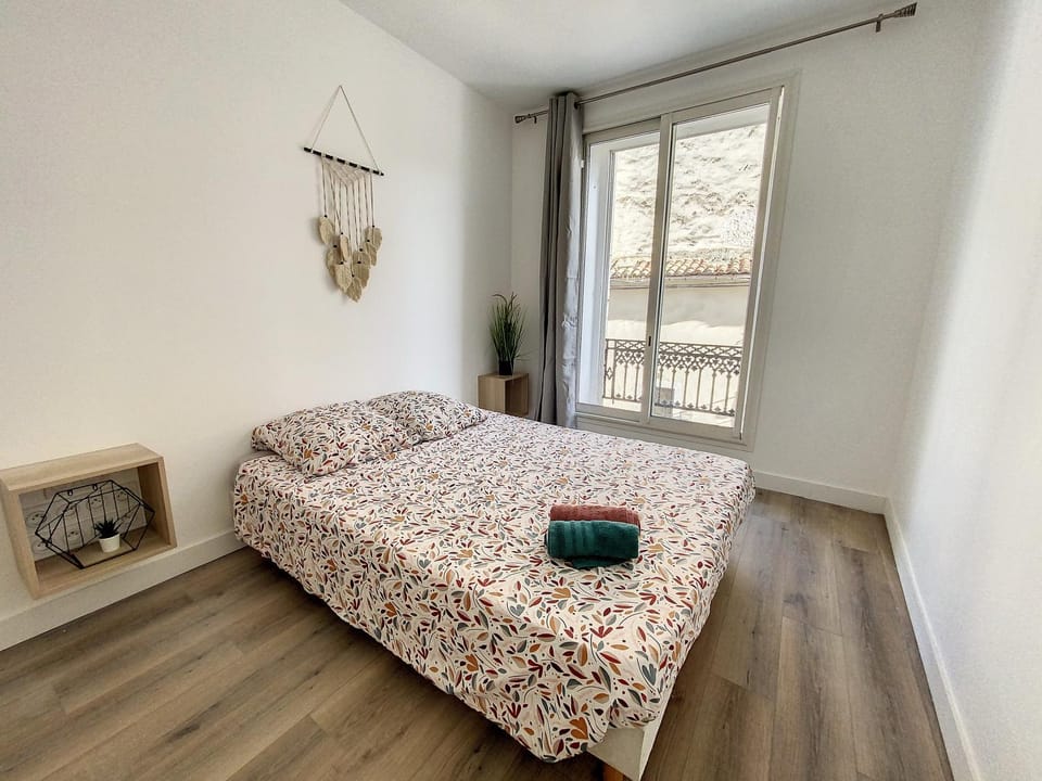 Photo of the whole room, Bedroom, towels