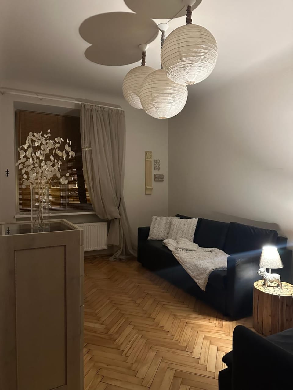Bed, Living room, Seating area